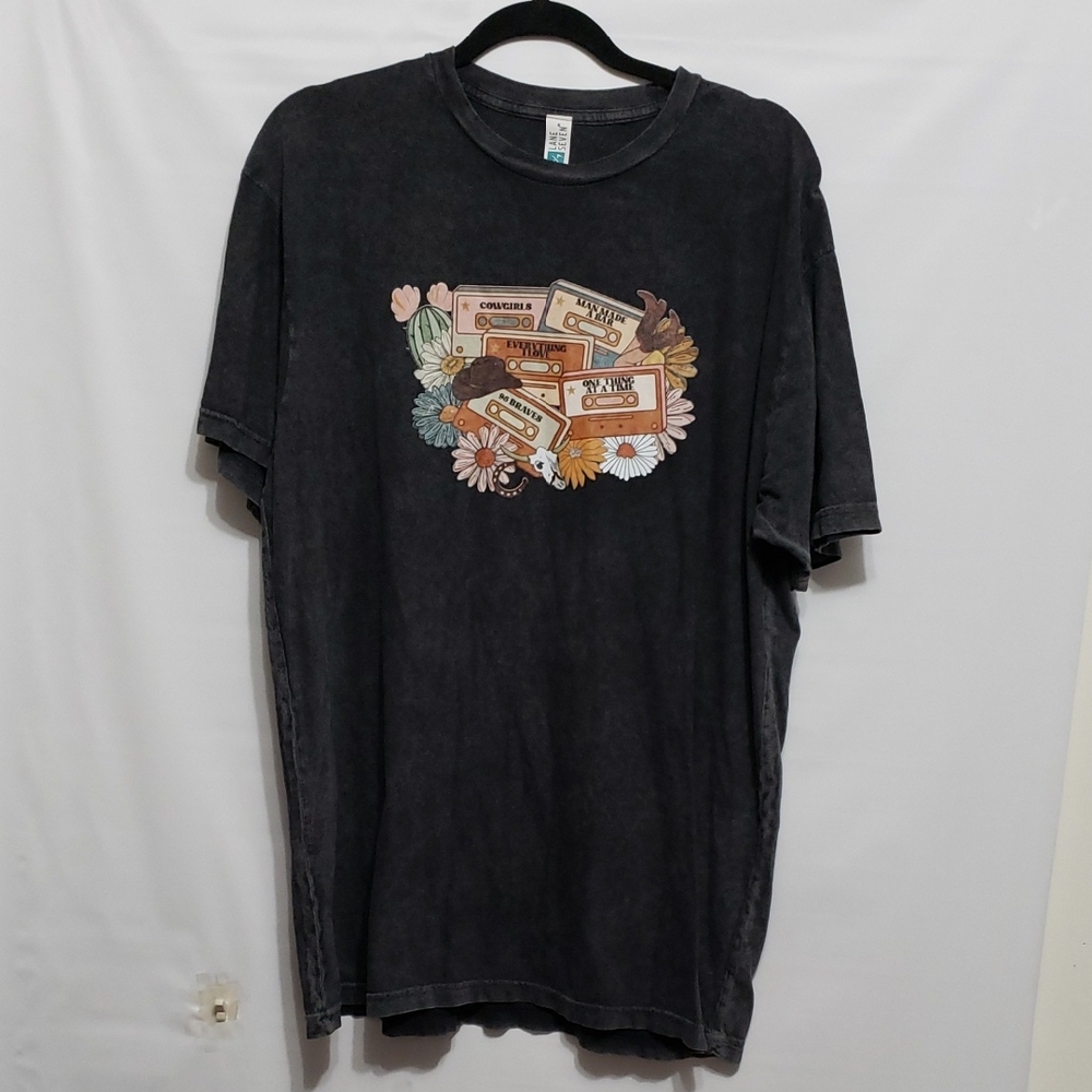 L/7‎ LANE SEVEN Custom Graphic Western Cowgirl Short Sleeve Black T-Shirt